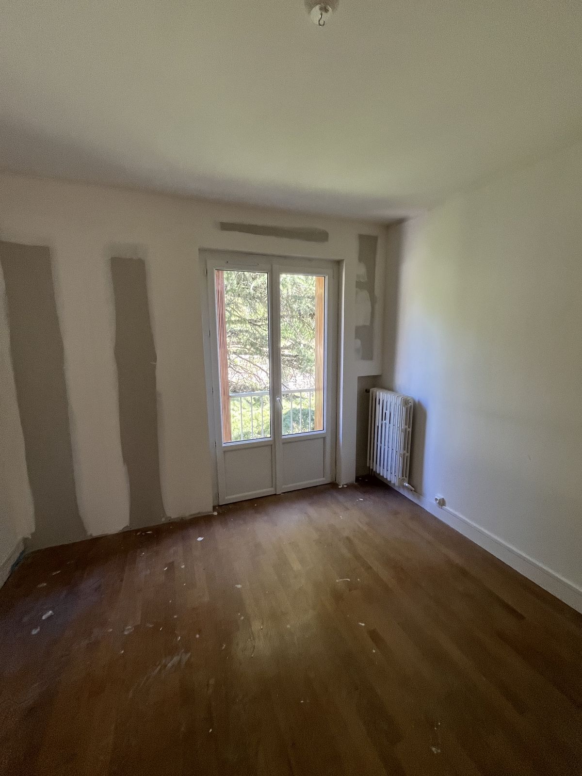 Chambre parquet murs enduits prêts à peindre – rénovation appartement Tours
