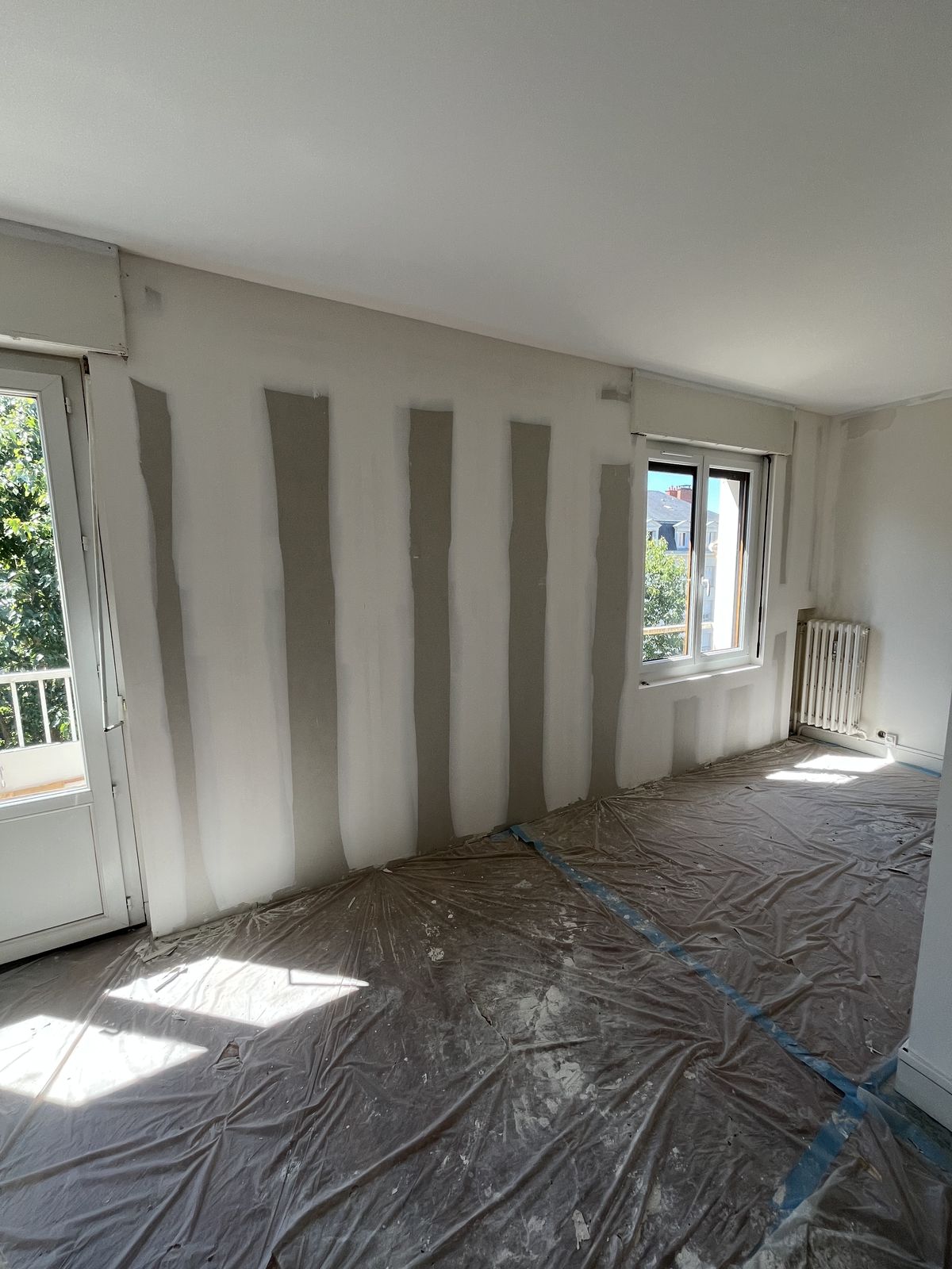 Séjour en cours d'enduits bandes sur murs sol bâché – plâtrier Tours 37