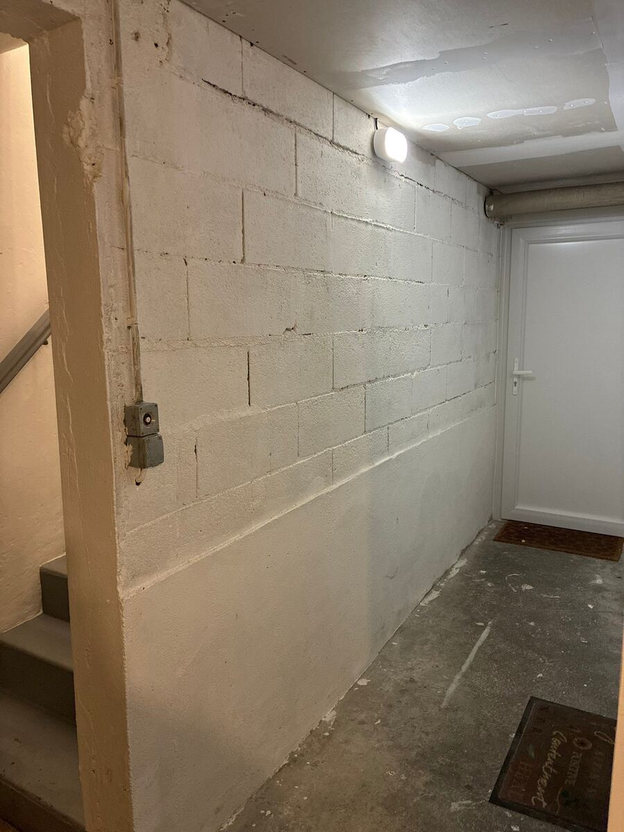 Couloir avant travaux avec murs en parpaings bruts – chantier cloisons placo Tours 37