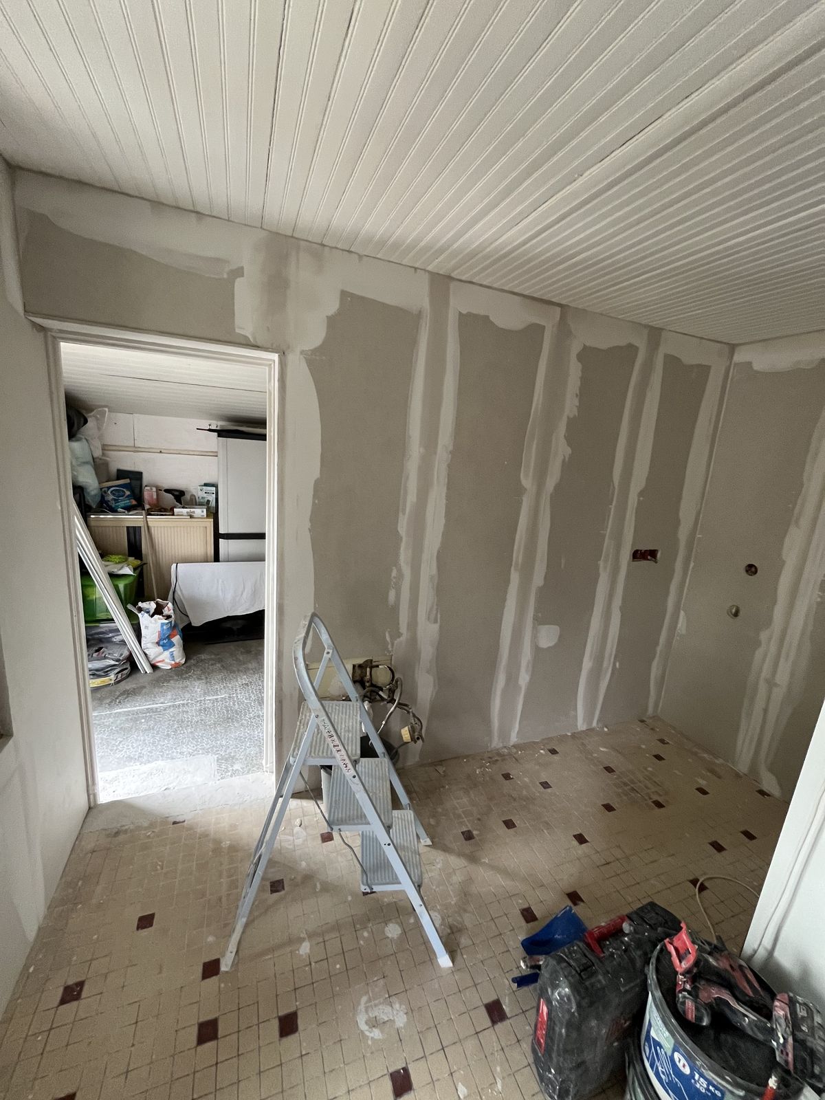 Murs cuisine bandes et enduit de joints plafond lambris – Souchet Travaux Intérieurs