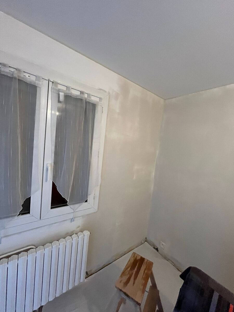 Application enduit finition lisse sur murs – artisan plâtrier Tours Indre-et-Loire