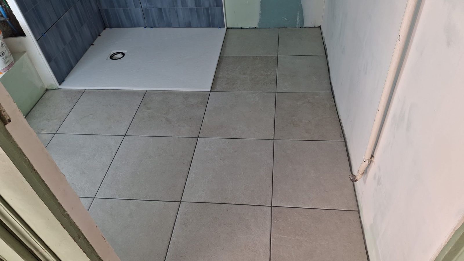 Carrelage sol posé après préparation des murs en placo hydro – chantier Tours