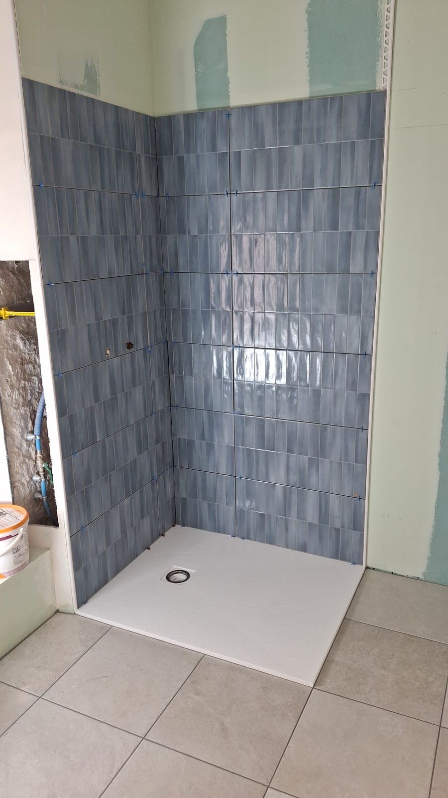 Douche faïence bleue sur placo hydrofuge – rénovation salle de bain Tours 37