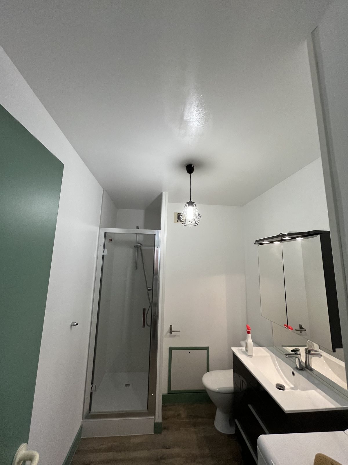 Salle de bain rénovée complète douche et meuble vasque – rénovation Tours